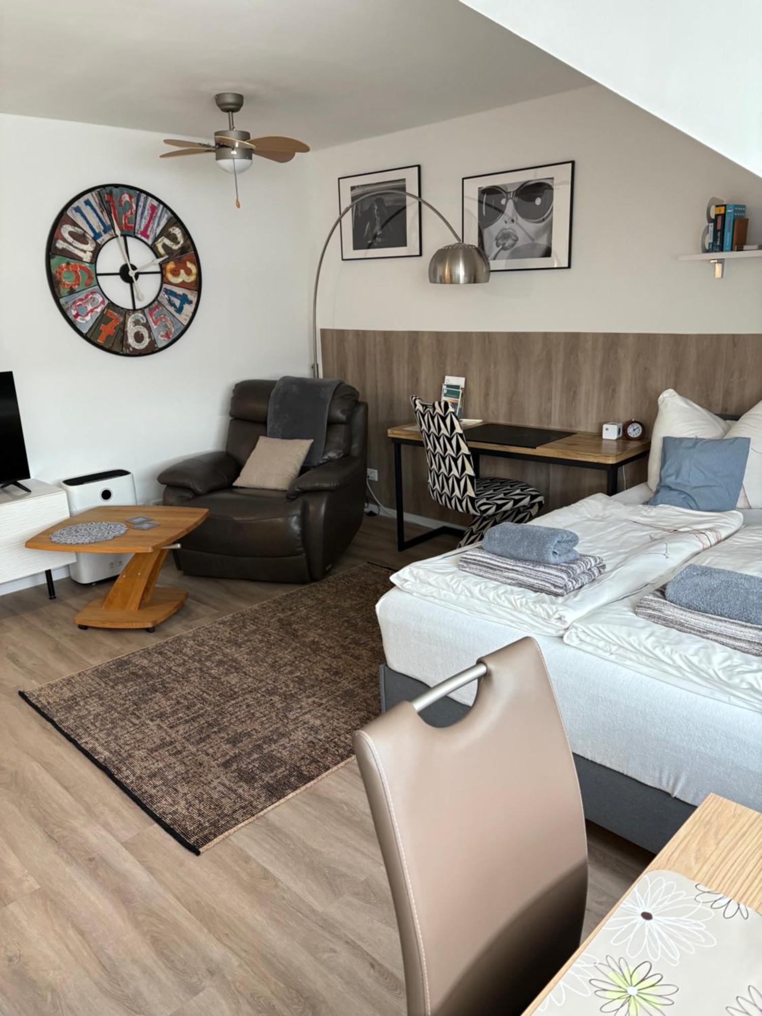 Grosse Gemuetliche Ferienwohnung Mit Klimaanlage, Parkplatz Inklusive Top ! Фюрт Екстер'єр фото